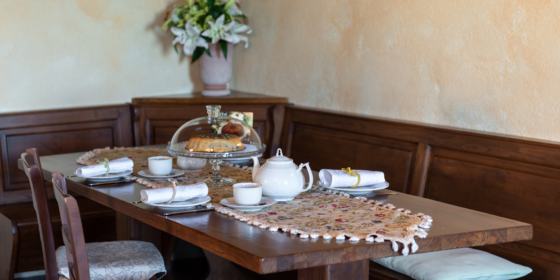 Tavolo apparecchiato con eleganza nell’Appartamento
								Pisae, Monastero San Silvestro