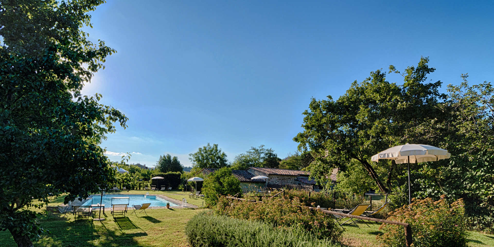 Foto 5-bis: Agriturismo Monastero San Silvestro, la piscina immersa nel giardino