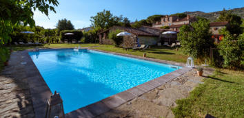 Foto: la piscina nel giardino del
										Monastero San Silvestro