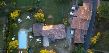 Foto dall’alto con zoom sul parco con piscina
									dell’antico Monastero San Silvestro